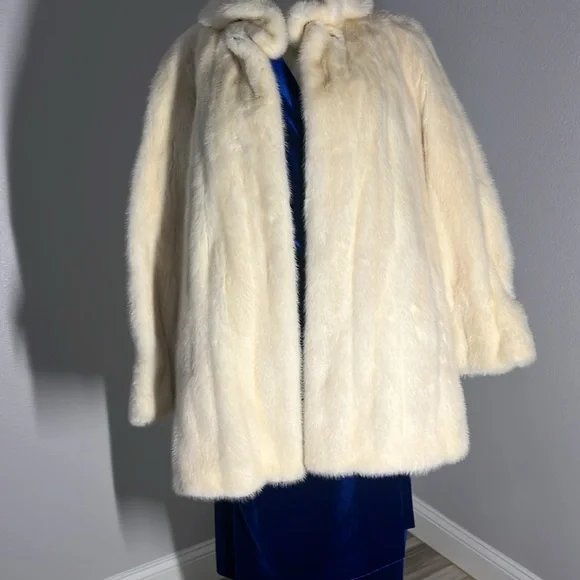 Samuel Spritser Furs Elegant Cream Fur Coat Size M/L - Picture 7 of 16